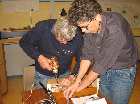 Les travaux vont de bon train avec Éric et Claude, il travaille sur la remise en état des moteurs d’aiguilles et révision du TCO